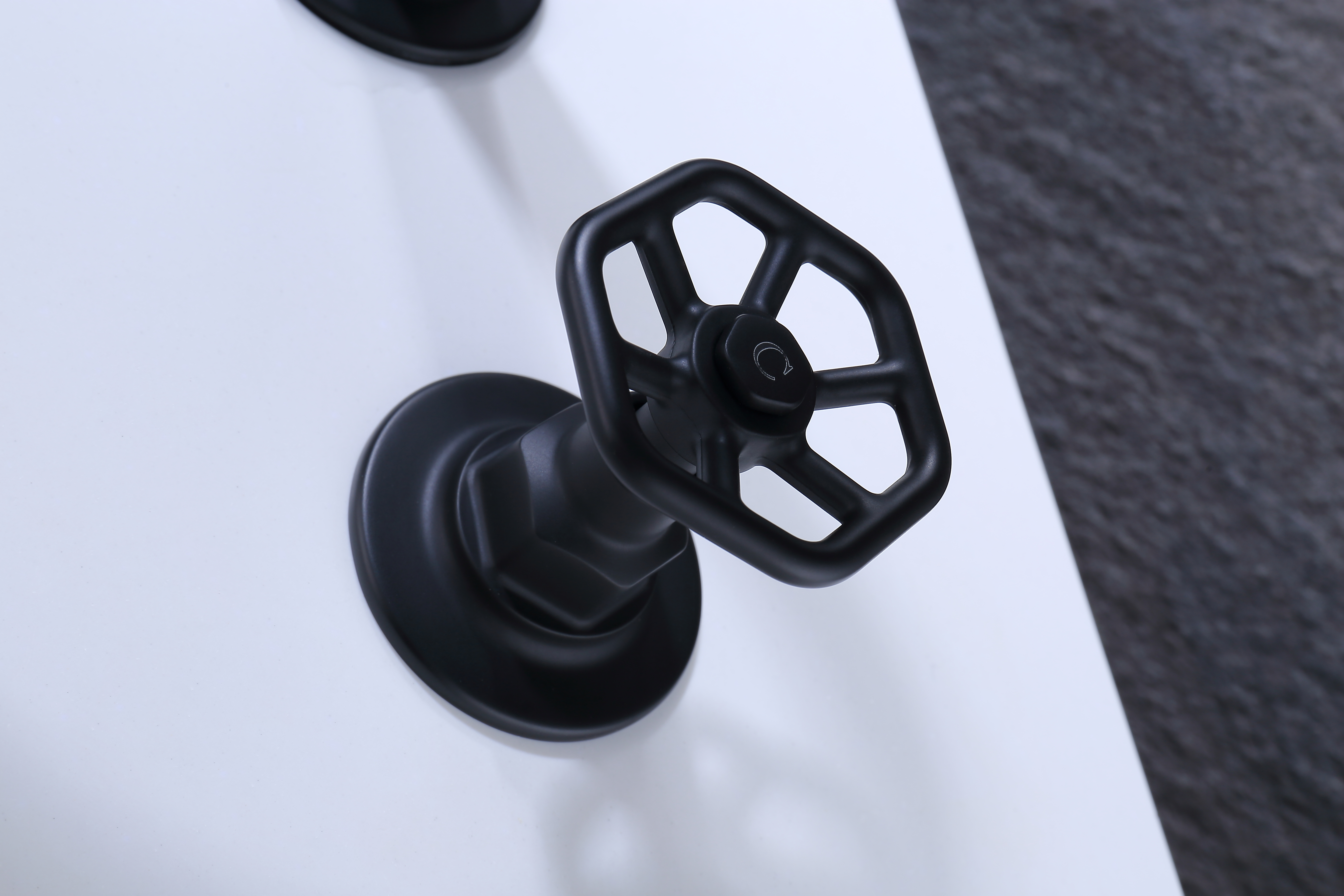 SLY Sells Hot Black Faucets Wholesale